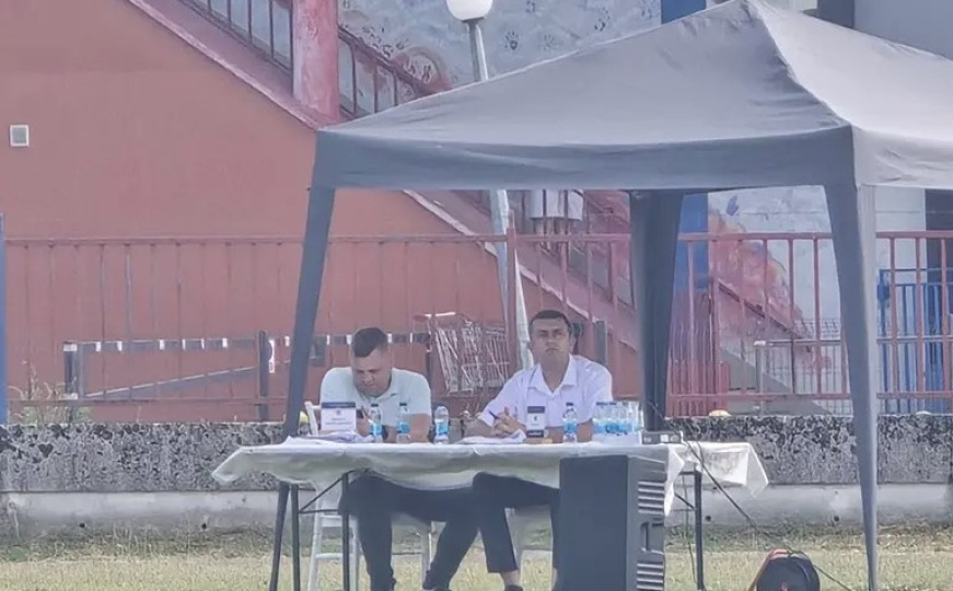 Samo u BiH: Sjednica teslićkog parlamenta održava se na stadionu