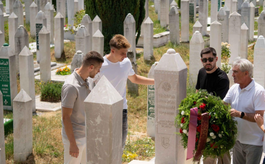 Sjećanje na Vahidina Musemića: Delegacija FK Sarajevo posjetila mezar legendarnog napadača