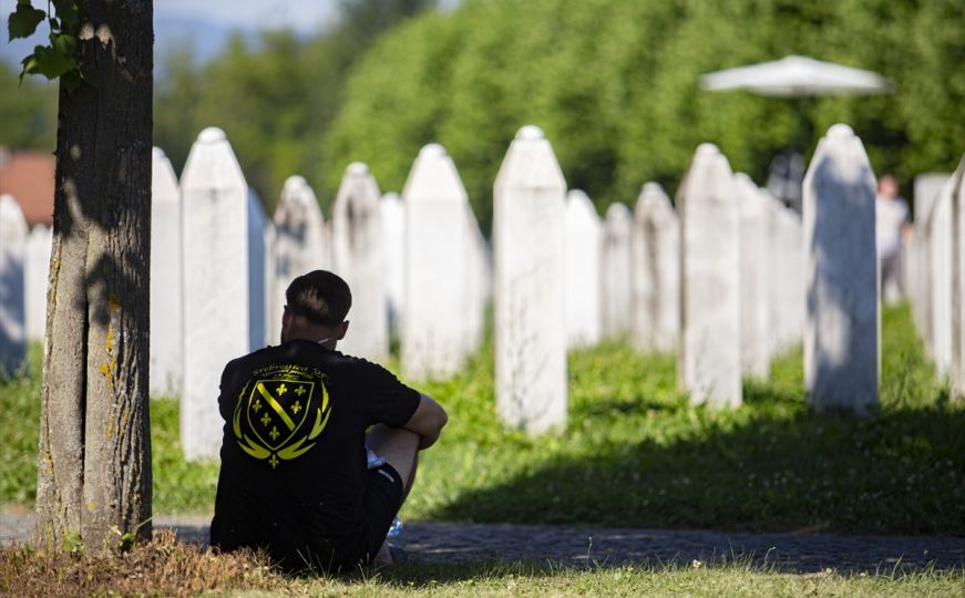 Ugledni profesor s Yale-a Simon u Sarajevu: "Čijim interesima služe kampanje negiranja genocida?"