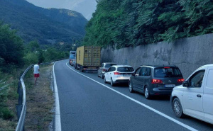 Saobraćajna nesreća na magistrali M17: Automobil sletio sa ceste