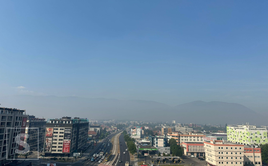 Pogledajte video koji smo zabilježili: Dim se širi gradom nakon požara na deponiji