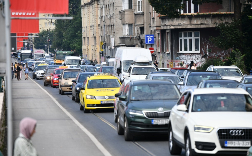 Zastoji i gužve nakon saobraćajne nesreće: Vozači nestrpljivi, evo šta smo zabilježili