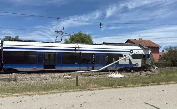 Slavonski Brod: Poginuo vozač kamiona nakon teškog sudara sa putničkim vozom, više povrijeđenih