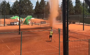 "Otjera ga batica": Snimak 'dust devila' i momka na teniskom terenu nasmijao Balkan