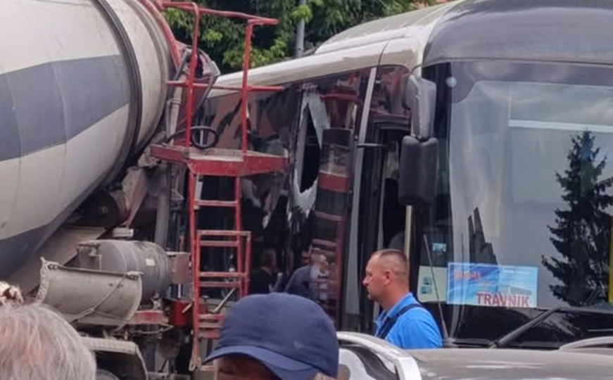Nesreća u bh. gradu: Sudarili se autobus i teretno vozilo