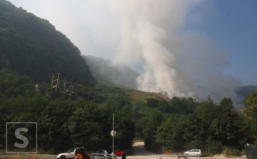 Požar i dalje gori na ilegalnoj deponiji? Evo šta su nam rekli vatrogasci iz Istočnog Sarajeva