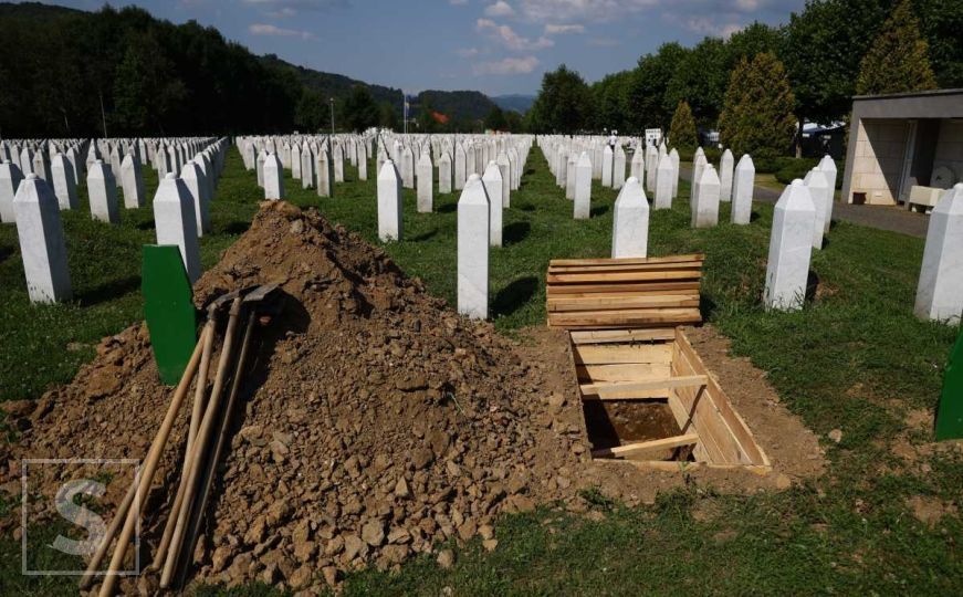 Tuga i oproštaj u Potočarima 11. jula: Posmrtni ostaci sedam žrtava genocida spremni za ukop