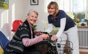 Između posla i porodice: Milioni Britanaca brinu o starijima bez pomoći države