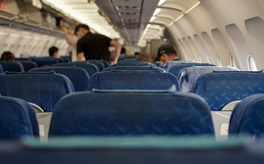 Bizaran slučaj u SAD: Agenti htjeli deportovati kanibala, počeo da jede samog sebe u avionu