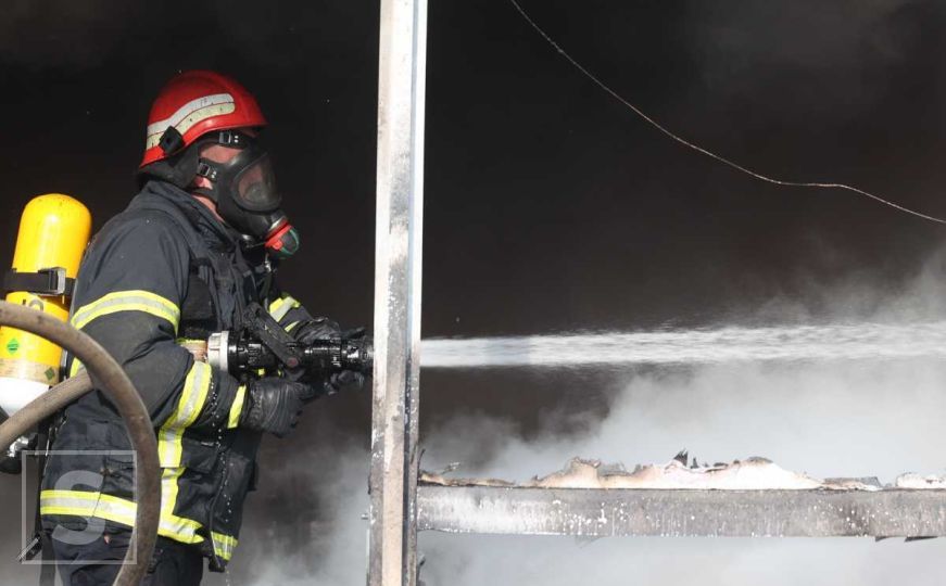 Veliki požar kod Sarajeva: Vatrogasci na terenu