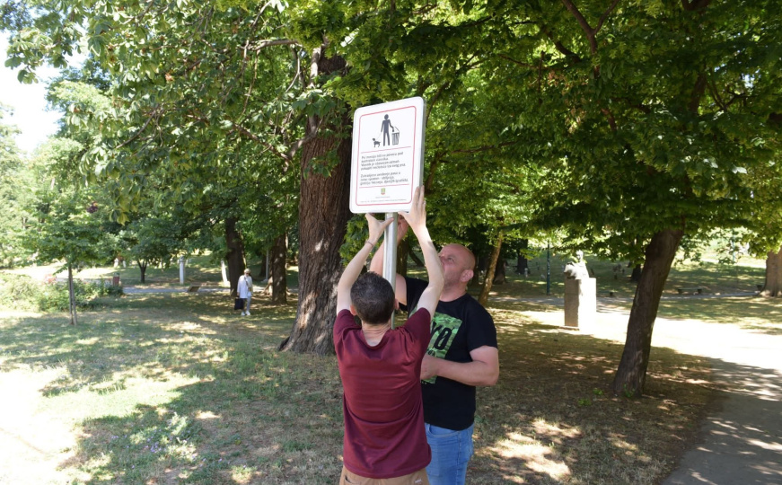 Postavljene nove table u Veliki park: Evo koja su pravila za vlasnike pasa