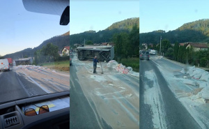 Vozači, oprez: Prevrnuo se kamion s brašnom na magistralnom putu, saobraćaj otežan