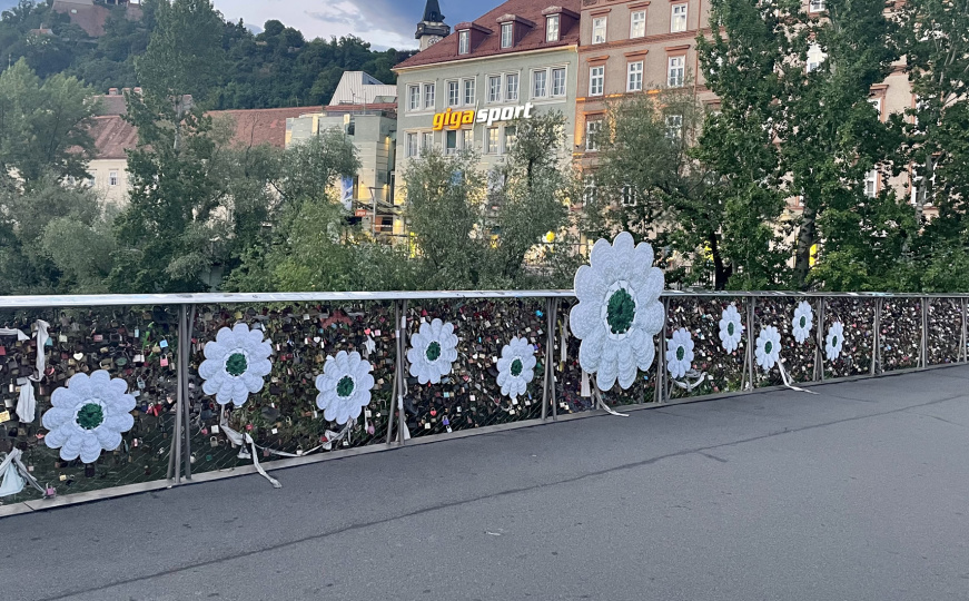 Nečuven vandalski čin u Grazu: Spomenik genocidu u Srebrenici uništen nakon manje od 48 sati