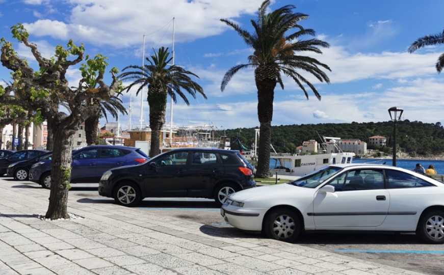 Planirate ljetovanje? Evo koliko košta parking na popularnoj crnogorskoj destinaciji