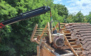 Kako je ovo moguće? Traktor završio na krovu objekta, vatrogasci morali intervenisati