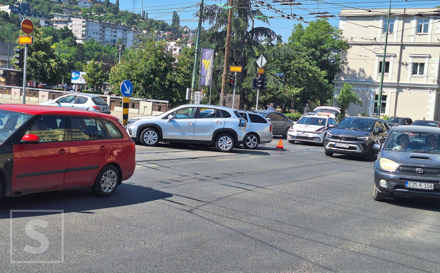 Vozači, oprez: Udes u Sarajevu, jedna osoba povrijeđena, stvorila se velika gužva