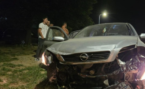 Još jedan bahati vozač: Divljao 100 km/h kroz naselje i izletio s ceste, sve snimile kamere