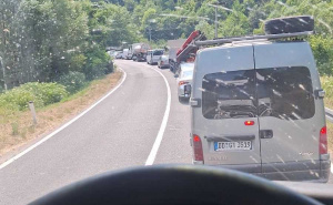 Nesreća kod Sarajeva: Učestvovala tri vozila, saobraćaj obustavljen