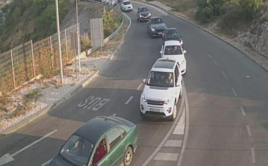Zabilježene velike saobraćajne gužve na granicama BiH: Evo gdje se najduže čeka