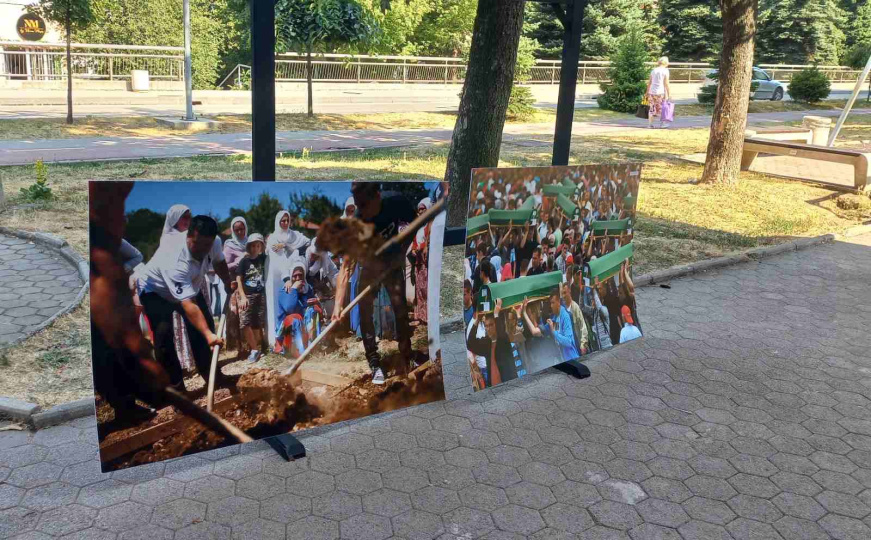 Kakanj: Fotografije izložbe "Srebrenica - 30 godina" vandalizirane tokom noći