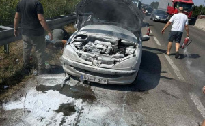 Zapalio se automobil na brzoj cesti u BiH: Nastale velike gužve