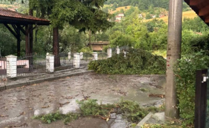 Tamni oblaci nad BiH: Jak vjetar i grmljavina pogodili Brezu, BH Meteo objavio fotografije