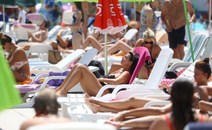 Krcato na bazenu u Sarajevu: Građani tražili spas od vrućina na 37 stepeni