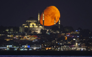 Čarolija u Istanbulu: Nestvarni prizor mjeseca iznad poznate džamije