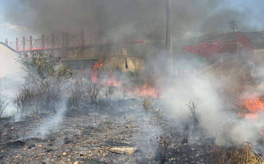 Veliki požar u blizini stadiona Veleža: Vatrogasci na terenu