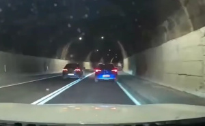 Vrhunac bahatosti u BiH zabilježen kamerom: Vozač preticao u tunelu, izazvao nesreću i pobjegao