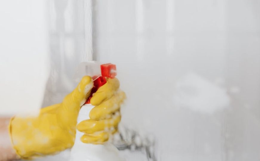 Jednostavan trik za čišćenje plijesni u kupatilu: Potrebno je da napravite smjesu od ovih sastojaka