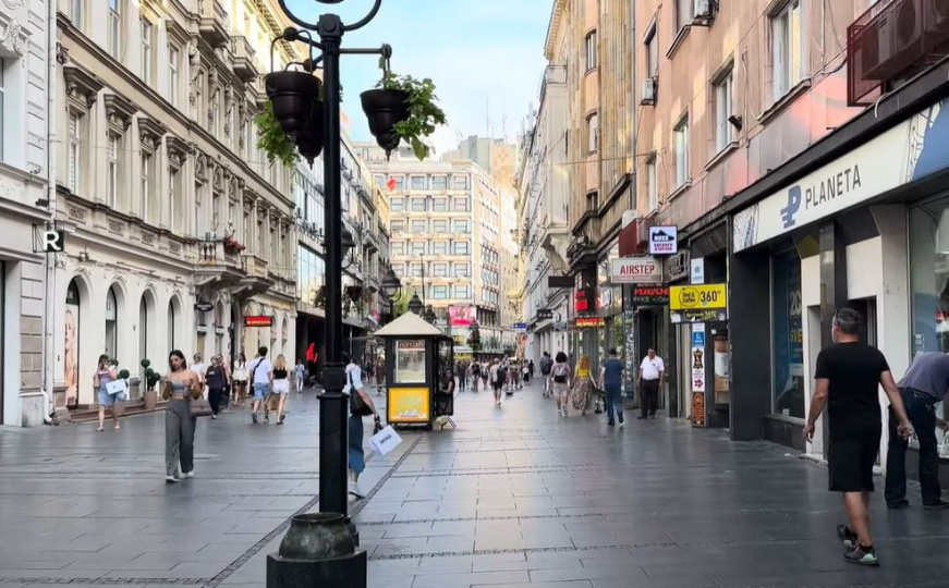 Opasnost u centru Beograda: Srušio se dio nadstrešnice u Knez Mihailovoj ulici