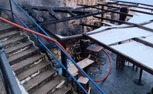 Požar na hrvatskoj obali: U potpunosti izgorio bar na plaži