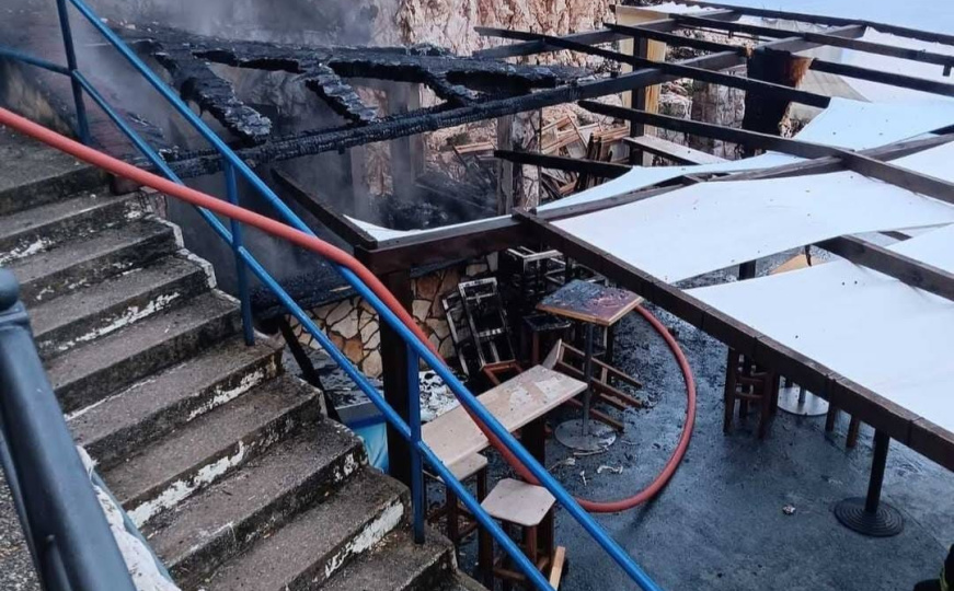 Požar na hrvatskoj obali: U potpunosti izgorio bar na plaži