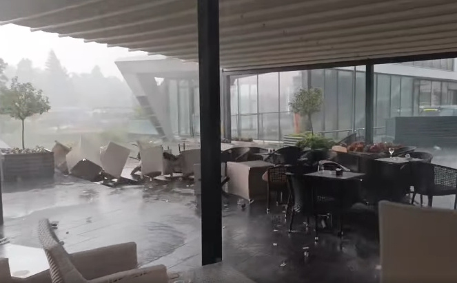 Nevrijeme nakon toplotnog udara: Objavljen novi video iz Bihaća - vjetar nosi sve pred sobom