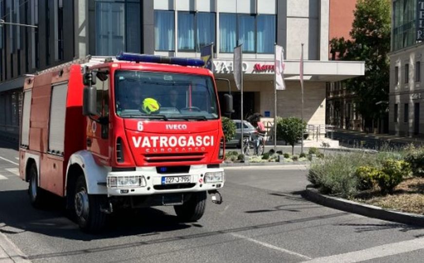 Vatrogasci odjurili na teren: Dim uočen u haustoru zgrade u Sarajevu