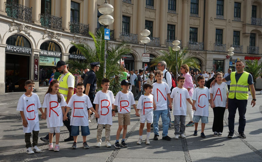 Marš mira u Munchenu: "Bolje da nas nema nego da prestanemo pričat o genocidu u Srebrenici"