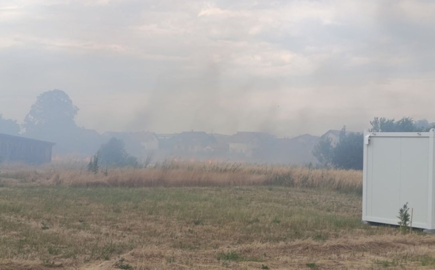 Bijeljina: Požar zahvatio veću površinu njiva i zbog jakog vjetra prijeti kućama
