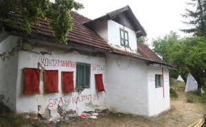 Sablasni prizori na napuštenoj kući kod Sokoca: Šatori, grafiti i poruke o "tihom genocidu"