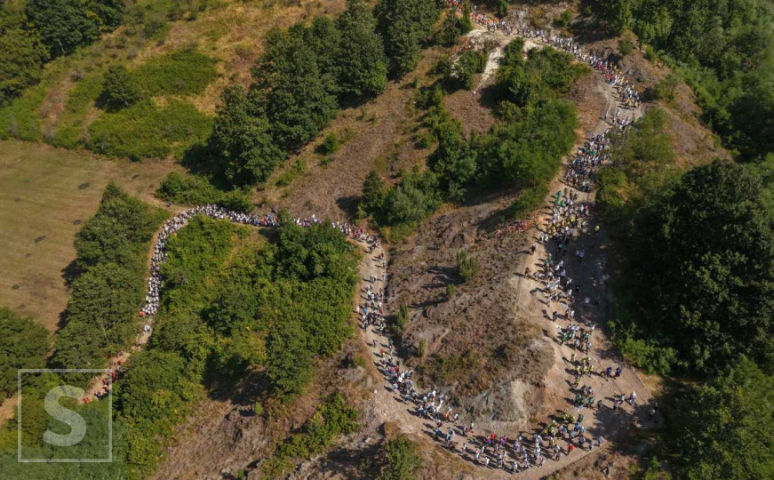 Hiljade ljudi krenule prema Srebrenici, pogledajte kako izgleda Marš mira iz zraka