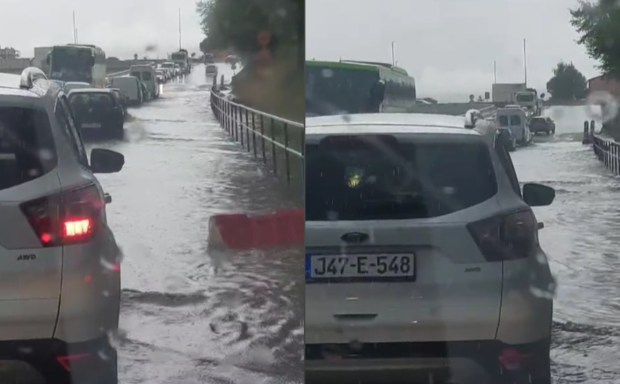 Voda poplavila ulicu u Boljakovom potoku: Automobili jedva prolaze