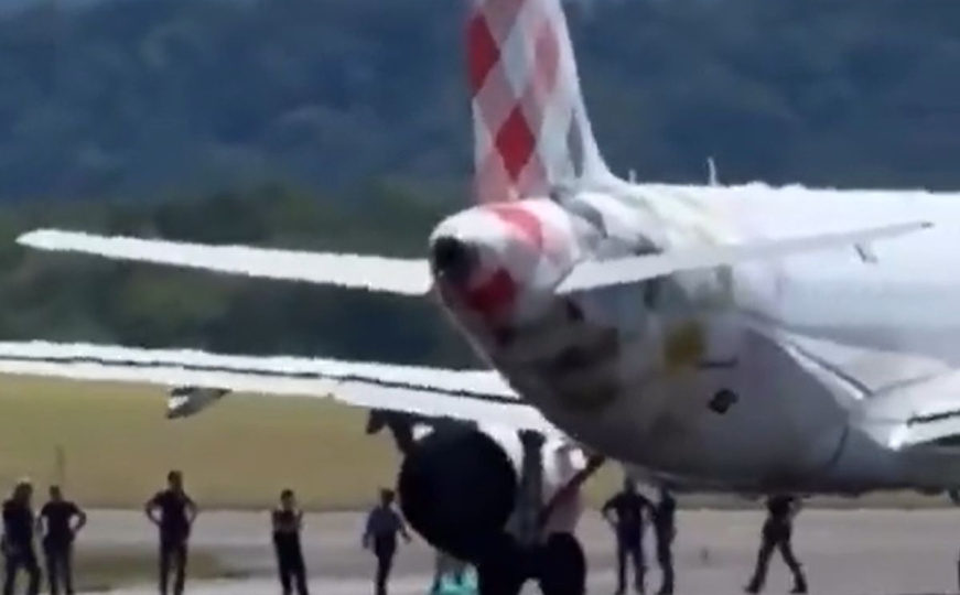 Horor u Italiji: Muškarca usisao motor aviona