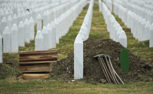 Tužni prizori danas u Potočarima: Iskopani mezari za sedam žrtava genocida u Srebrenici