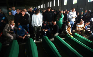 Samo se jecaji čuju u Potočarima: 7 žrtava stiglo u dolinu bijelih nišana, porodice grle tabute