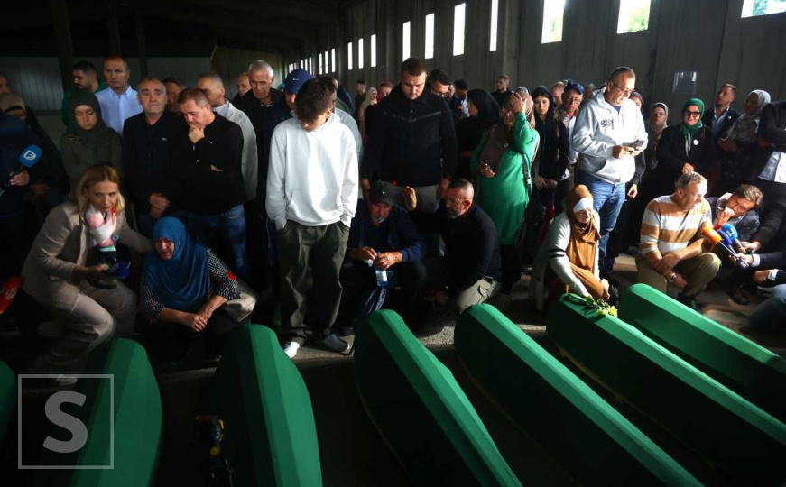 Samo se jecaji čuju u Potočarima: 7 žrtava stiglo u dolinu bijelih nišana, porodice grle tabute