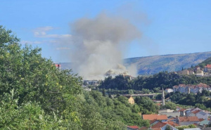 Veliki požar u industrijskoj zoni u Mostaru: Vatra zahvatila prostor kompanije, vatrogasci na terenu
