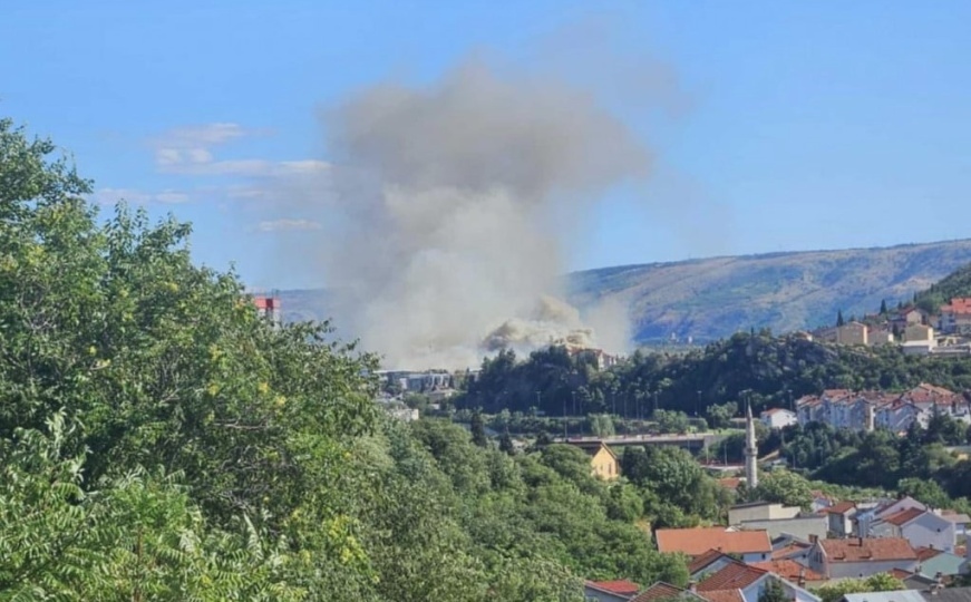 Veliki požar u industrijskoj zoni u Mostaru: Vatra zahvatila prostor kompanije, vatrogasci na terenu