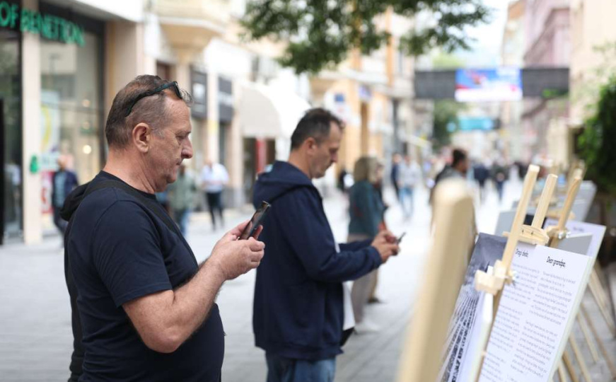 Upućena voljenima ubijenim u genocidu: Izložba 'Dragi moji - Srebrenička pisma' na trgu u Sarajevu