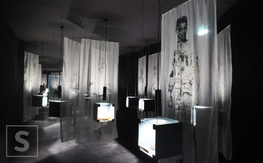 100 ličnih priča preživjelih svjedoka genocida: Otvorena izložba "Životi iza polja smrti"