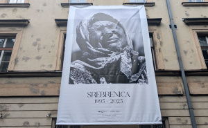 Čuvena fotografija "Majka Srebrenice" Almina Zrne na zgradi Nacionalne biblioteke u Sarajevu